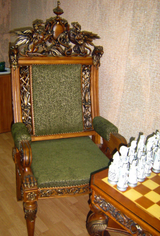 резное кресло